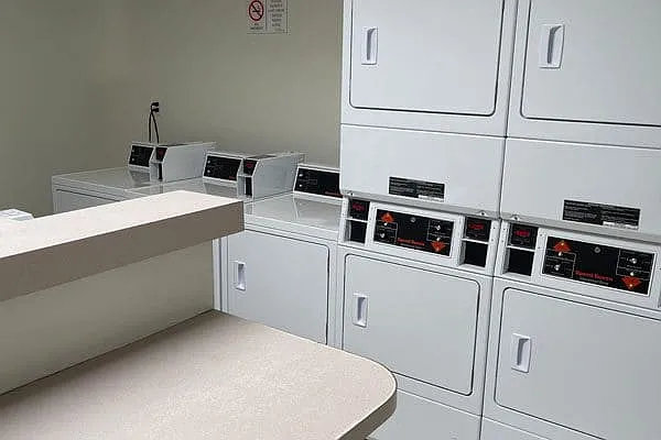 Glen Oaks Apartment Homes — Photo 9