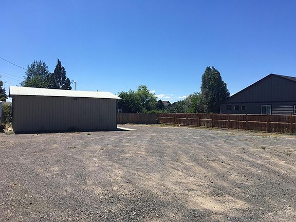 3rd image of 1520 NW Larch Ave