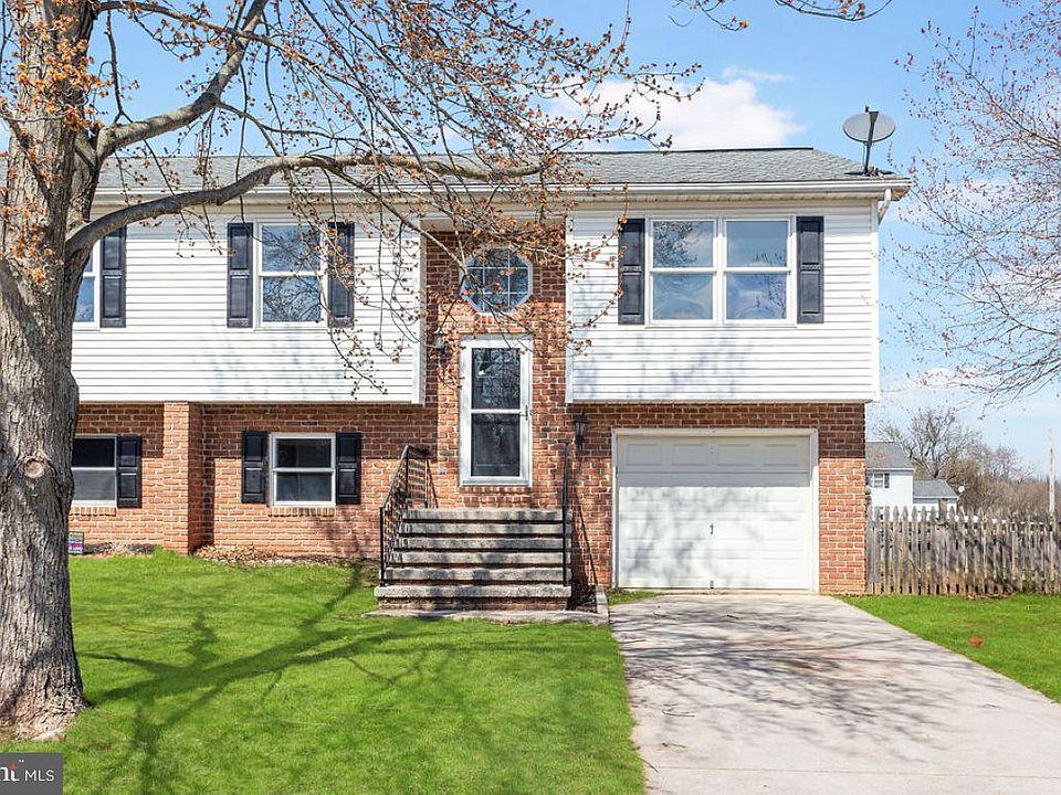 1st image of 28 Town Cir