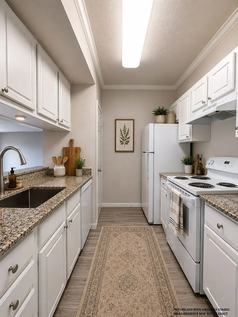1x1 A2 Sunroom Fully Renovated! must see! — Photo 3