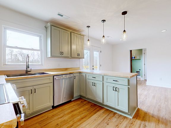 3rd image of 6115 Zander Rd