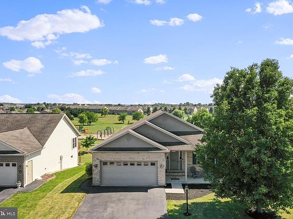 5th image of 221 Park View Dr