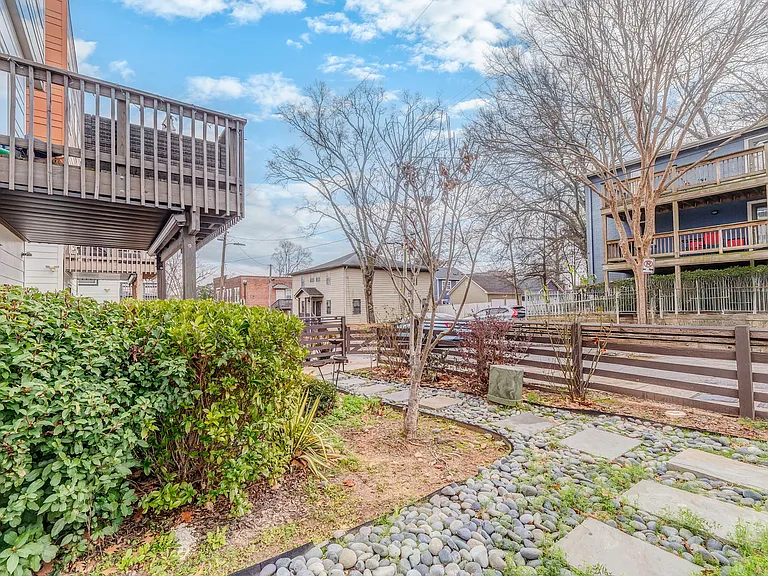 225 Crumley St SW — Photo 32