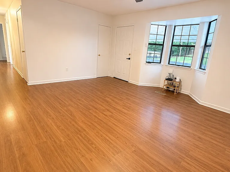 864 S McDonald Rd SW — Photo 2