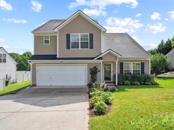 1961 9th Street Pl SE, Hickory, NC 28602
