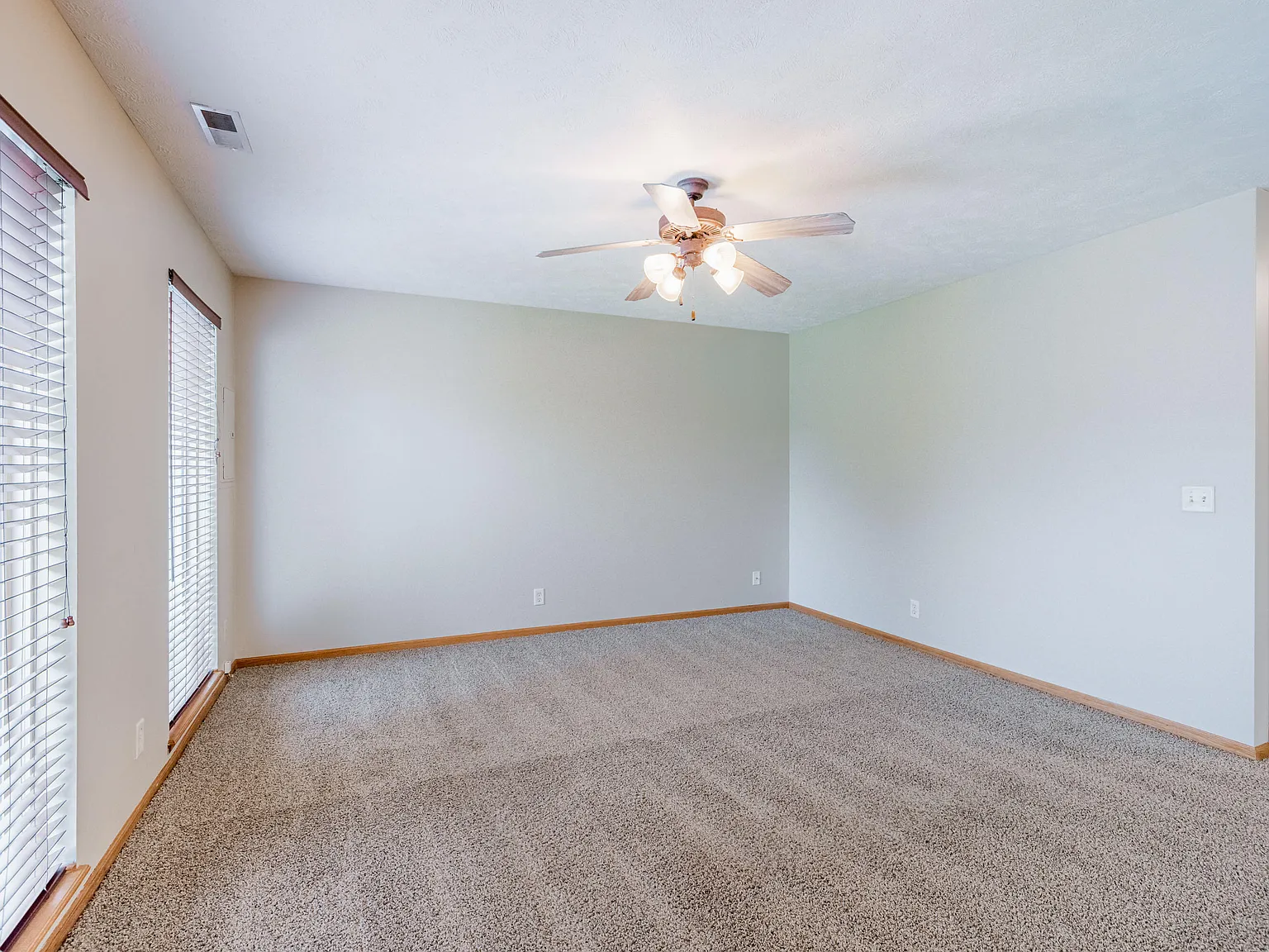 3 bed, 2.5 bath, 1739 sqft, $1,799 — Photo 4
