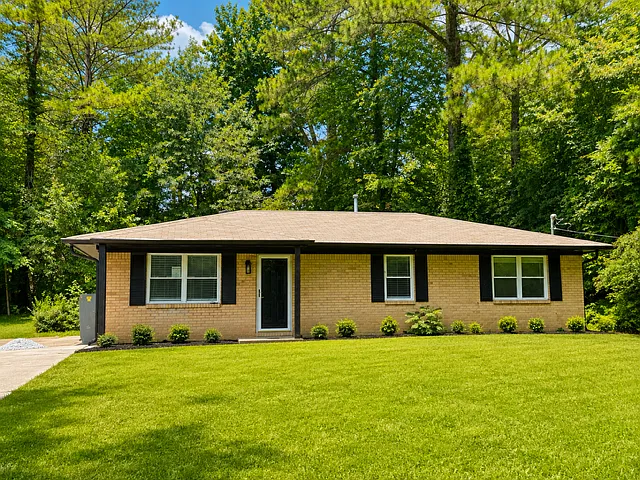3 bed, 2.0 bath, 1143 sqft, $2,050 — Photo 4