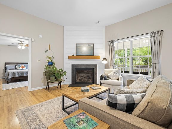 5th image of 295 Blackthorn Ln
