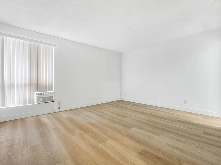 10310 Regent — Photo 17