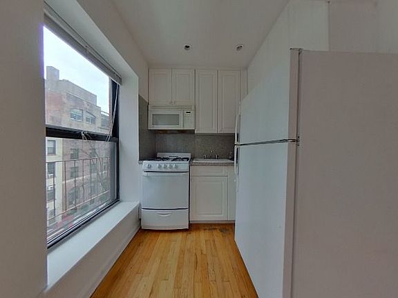 4th image of 300 E 52nd St #4000