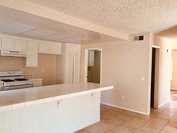 5th image of 1535 Camelot Dr