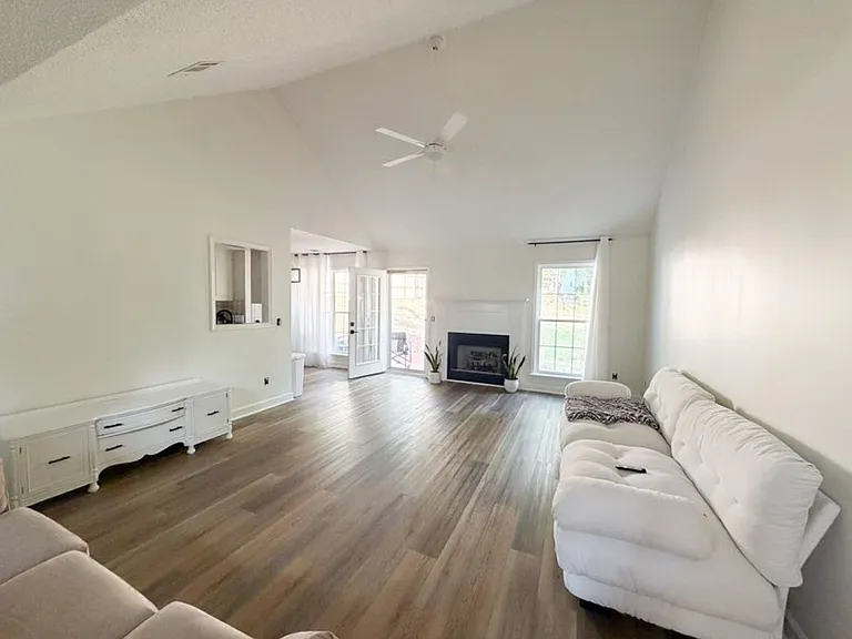 1731 Stone Pointe Dr — Photo 5