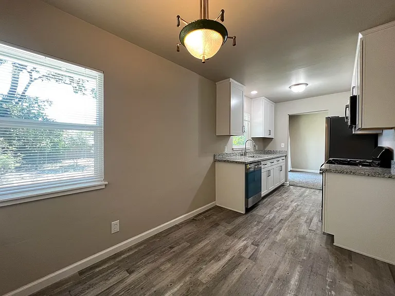 2105 Locust St — Photo 14