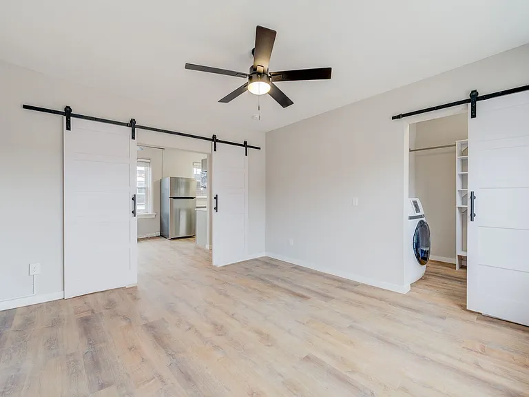 (370) 2526-30 Bellevue — Photo 25