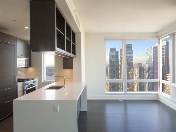 555 10th Avenue image 3 of 21