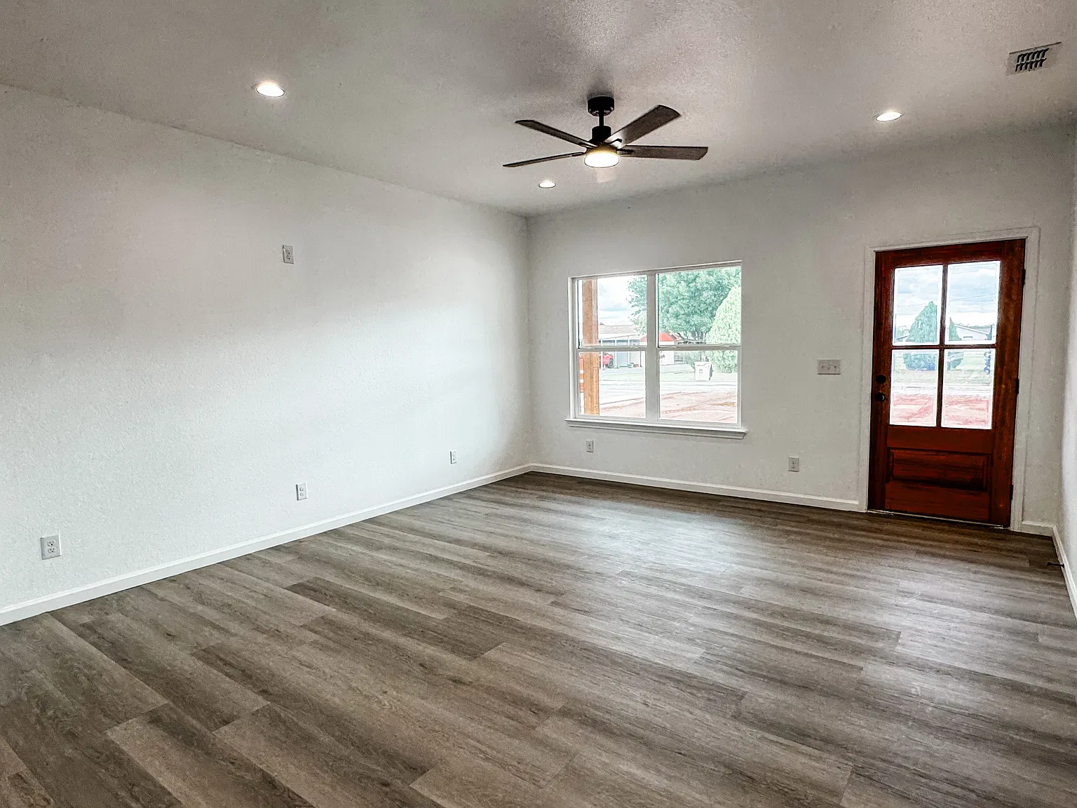 3 bed, 1300 sqft, $2,600 — Photo 2