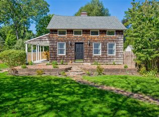 4 E Shore Rd, Oakdale, NY 11769