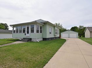 619 3rd St SE, Independence, IA 50644