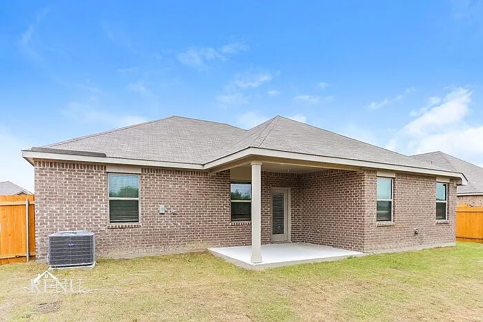 4 bed, 2.0 bath, 1967 sqft, $2,520 — Photo 3