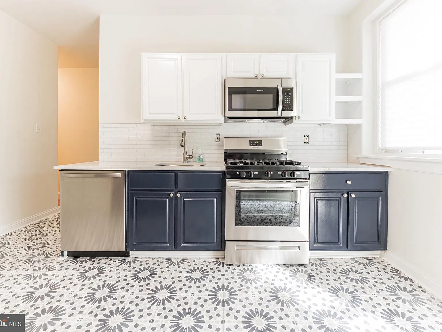 2 bed, 1.0 bath, 2754 sqft, $1,650 — Photo 3