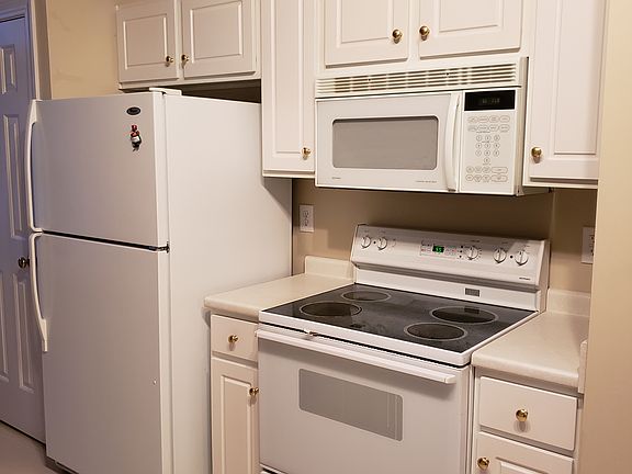 3rd image of 2203 Yorkshire Dr