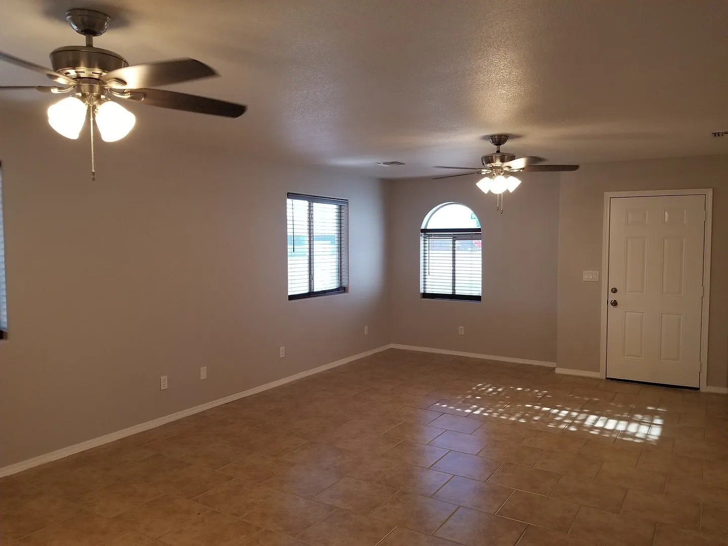 Fort Mohave, 3 Bedroom House with a 2 Car Garage — Photo 3
