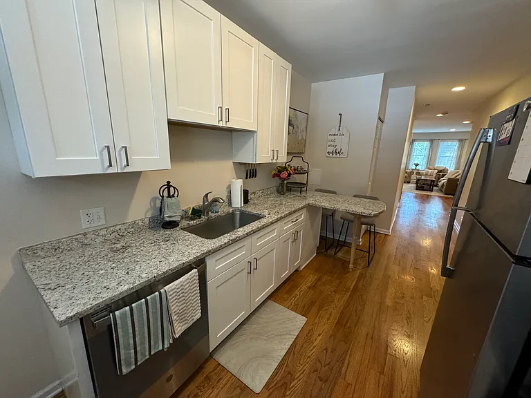 1218 W Roscoe St #1 — Photo 4