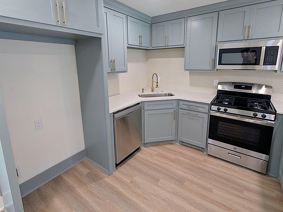 4th image of 3208 Palestine St