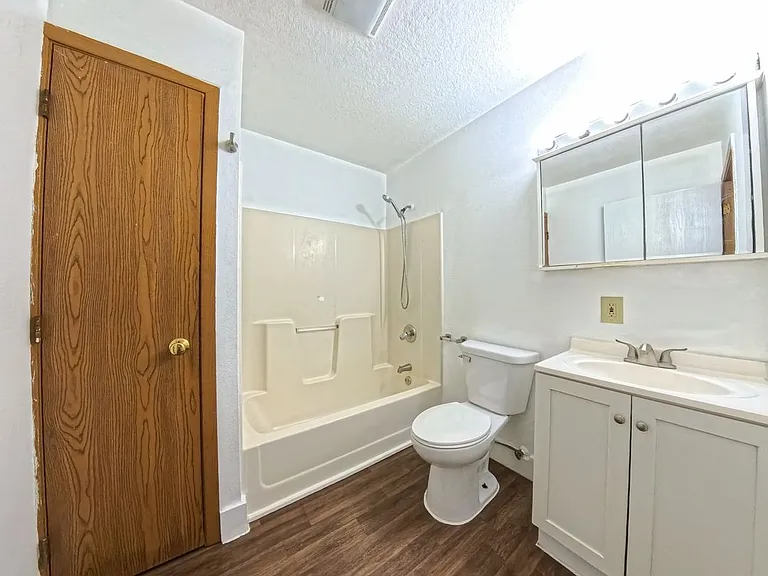 203 N East St — Photo 8