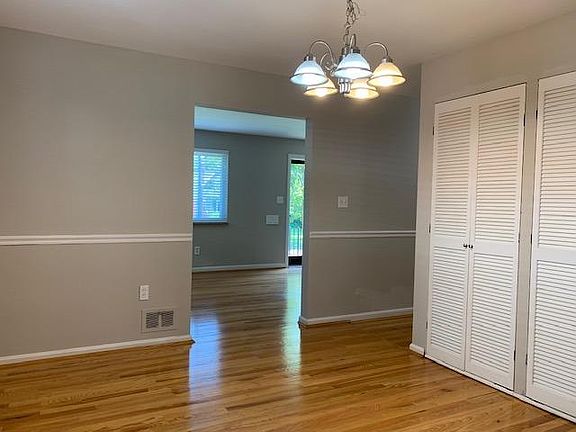 4th image of 7903 Greenbriar Ln