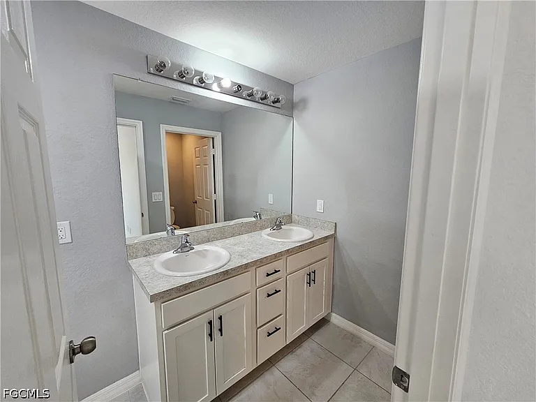2523 NE 6th Pl — Photo 13