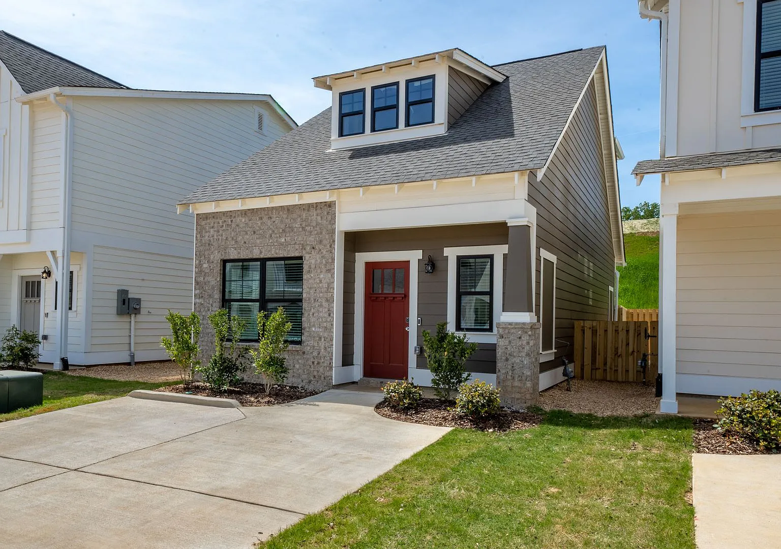 Split plan with bonus office/hobby room! — Photo 1
