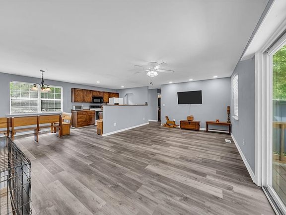 2nd image of 1406 Royal Trl
