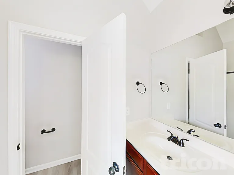104 Logan Creek Ct — Photo 11