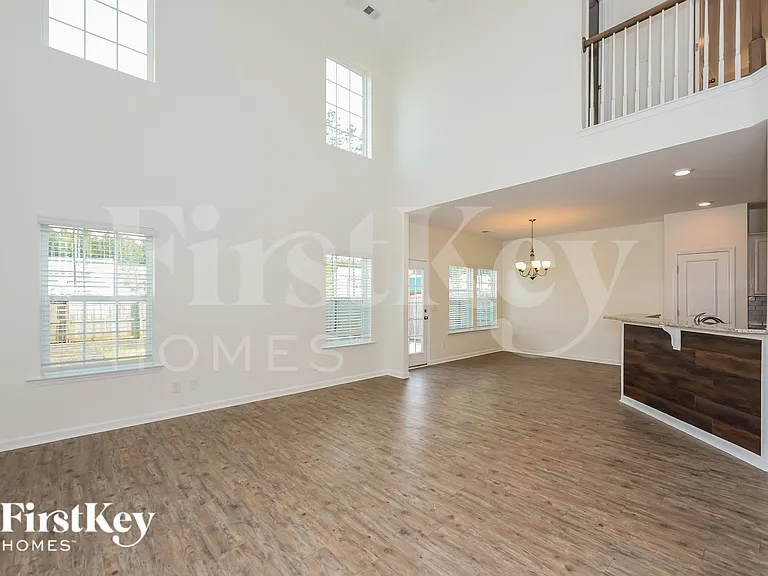 736 Redbud Ln — Photo 5