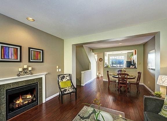 3rd image of 3500 E Lake Sammamish Pkwy SE #102