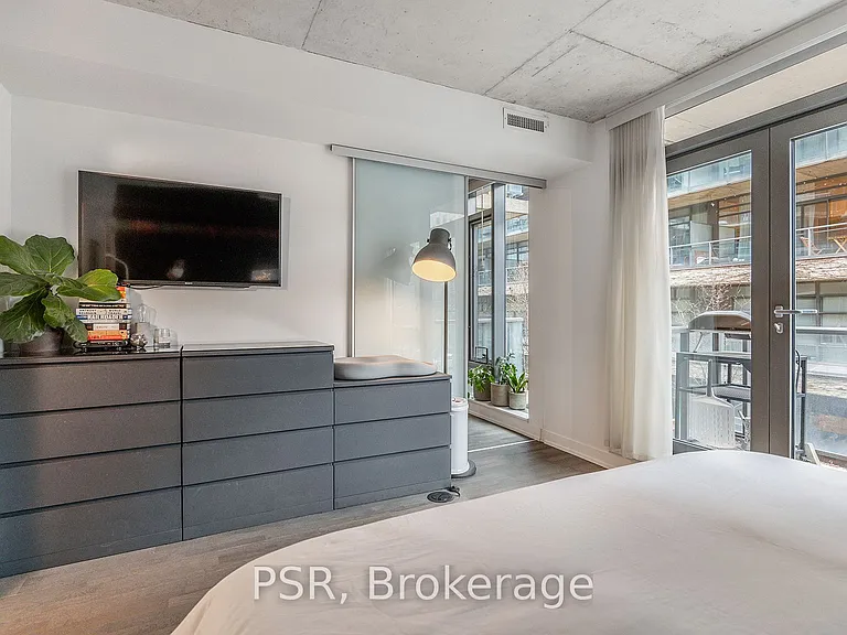 560 King St W #203 — Photo 24