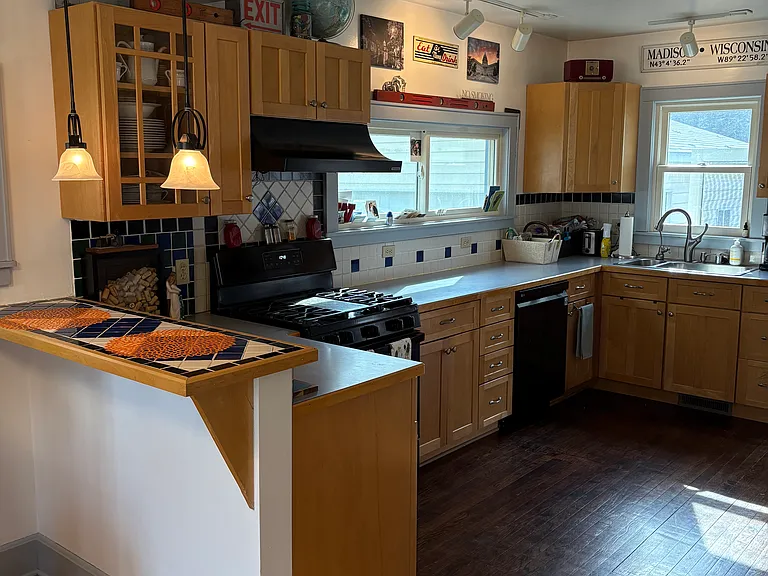 4233 Beverly Rd — Photo 2