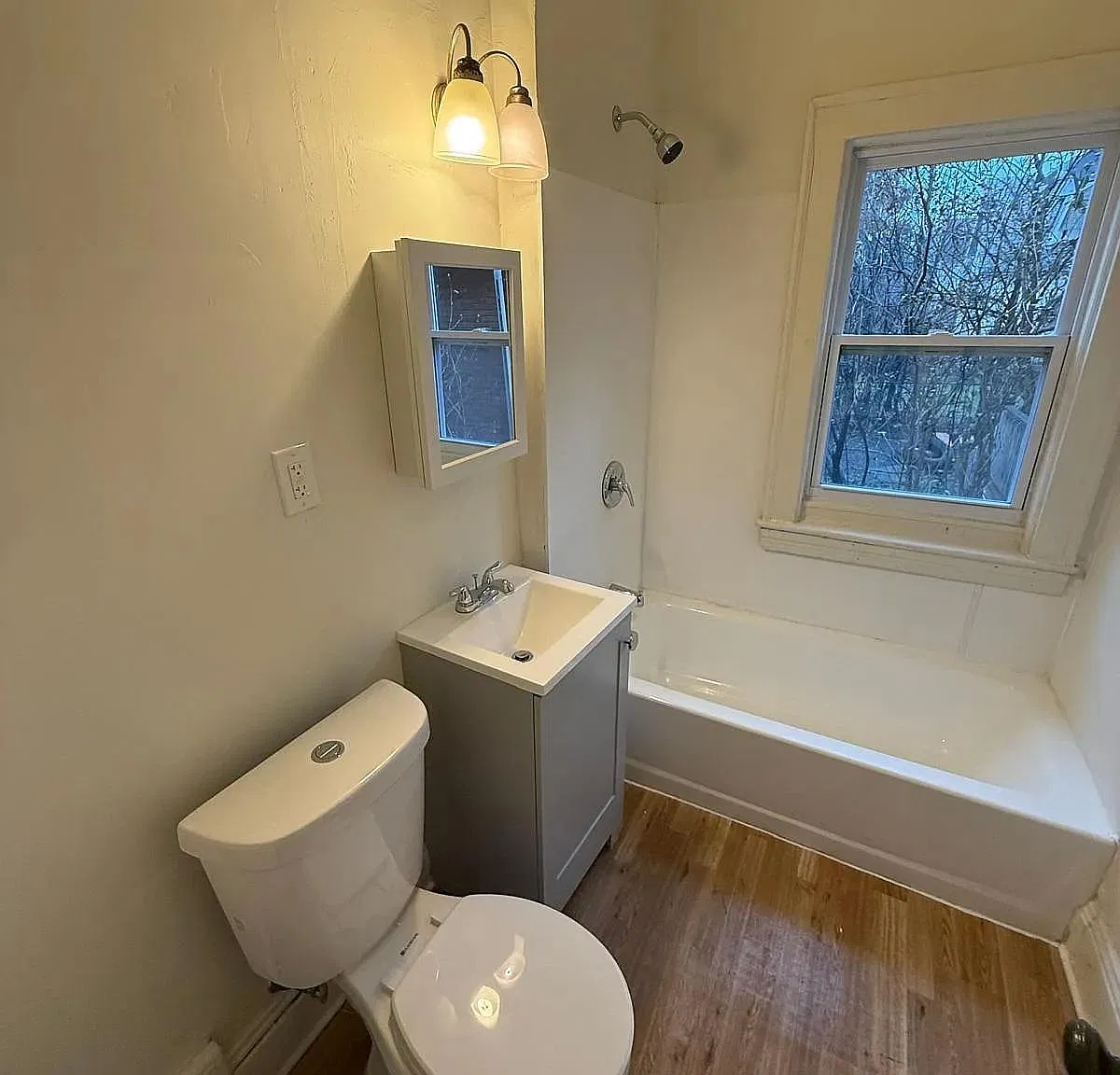 2 Bedroom / 1 Bathroom Apartment Cleveland, OH 44120 $950/Month — Photo 4