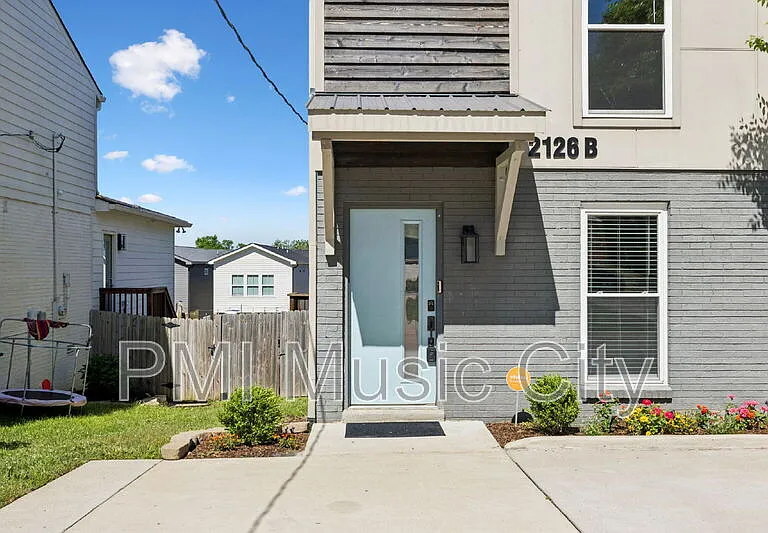 2126B Burns St — Photo 1