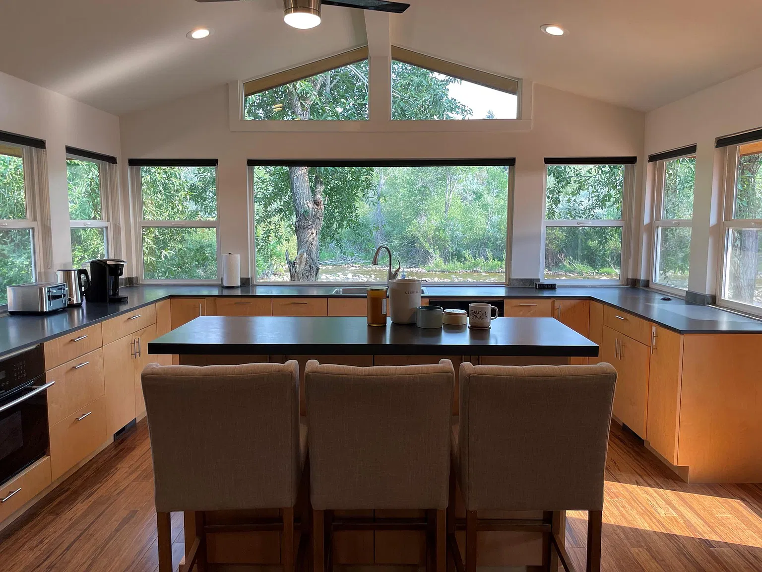 5 bed, 2525 sqft, $2,295 — Photo 3