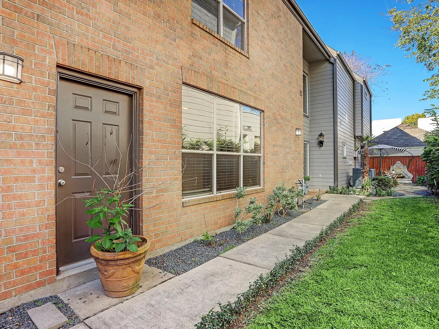 3 bed, 2.5 bath, 2730 sqft, $3,450 — Photo 2