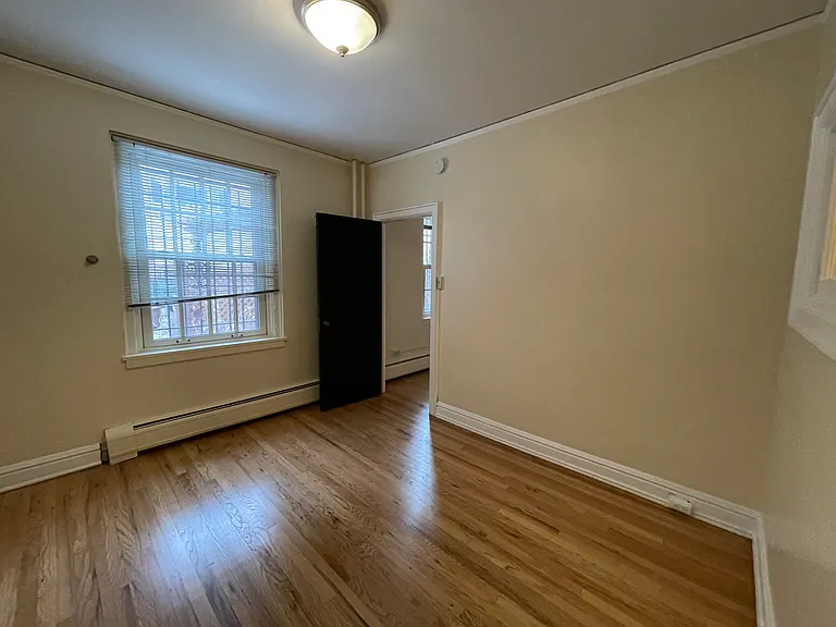 Chateau Apartments — Photo 24