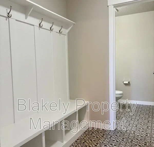 645 SW Inby St — Photo 4