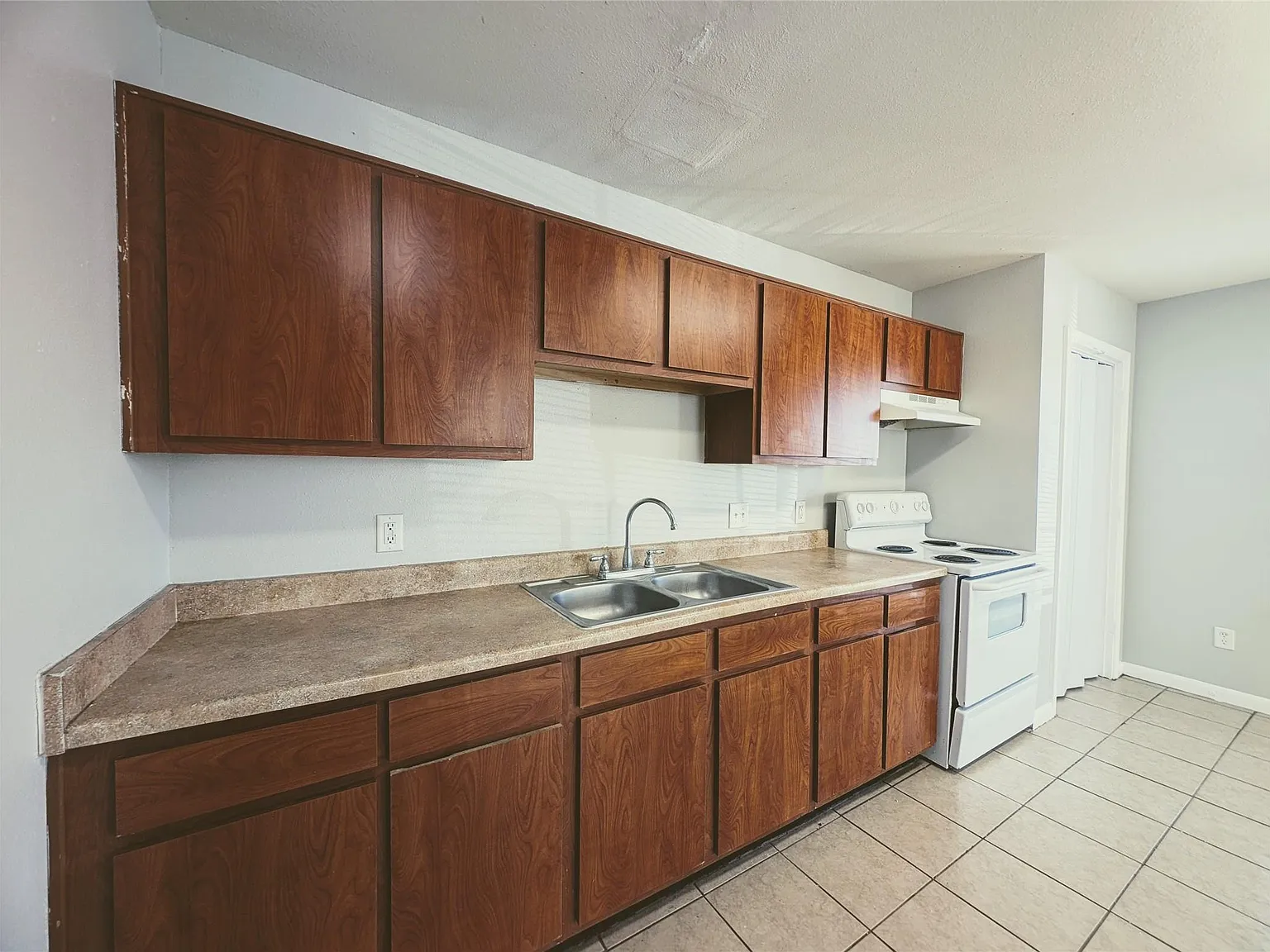 3 bed, 1.0 bath, 1000 sqft, $1,270 — Photo 2