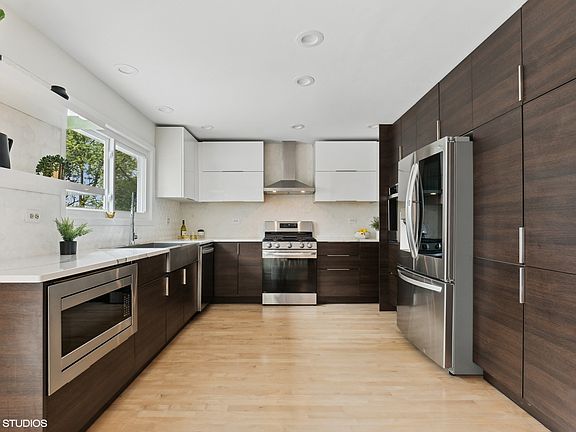 5th image of 16 Red Oak Ln