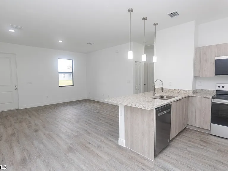 1217 Cellini St E — Photo 11