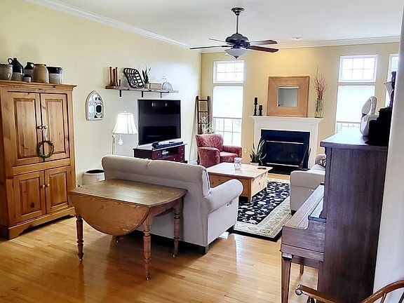 2nd image of 18 Aintree Dr