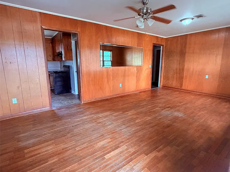 165 W College St — Photo 2
