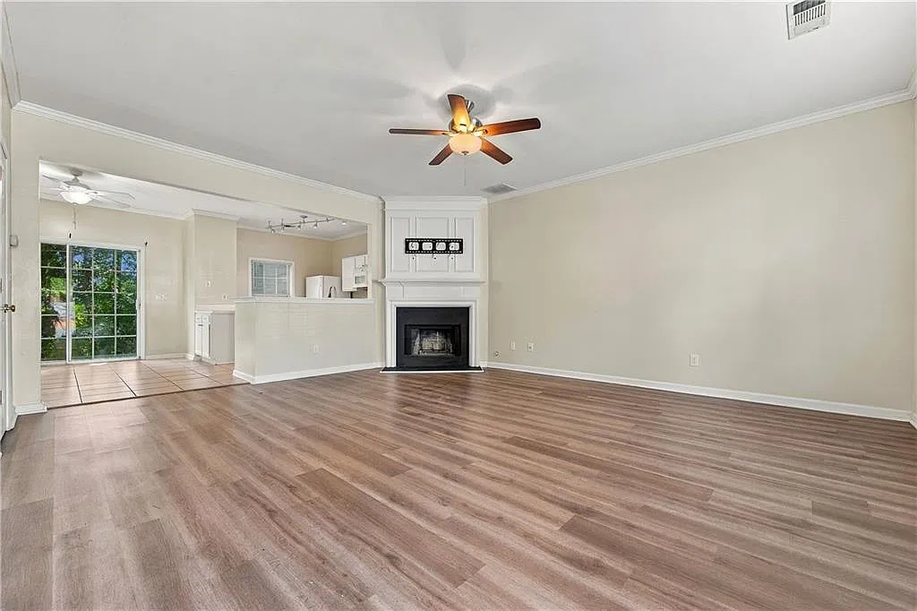 3 bed, 2.5 bath, 1386 sqft, $1,900 — Photo 2
